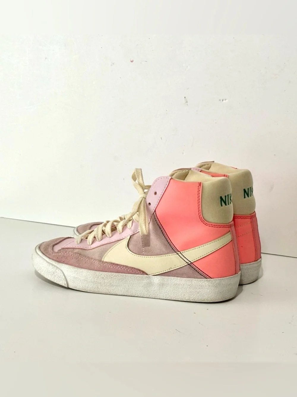Kids Nike Blazer Mid 77 GS Trainers DQ0369 600 Pink/White Size 6Y